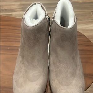 Sam Edelman Suede Tan petty ankle bootie side zip low stacked heel Size 6women